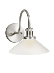 August 38cm Chroom/wit badkamerlamp Van PR Home - Deze schoenmakerslamp is speciaal ontworpen voor badkamers en heeft een elegante glazen kap met een diameter van 25 cm, die het licht zacht en gelijkmatig verspreidt.