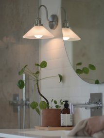 August 38cm Chroom/wit badkamerlamp Van PR Home - Deze schoenmakerslamp is speciaal ontworpen voor badkamers en heeft een elegante glazen kap met een diameter van 25 cm, die het licht zacht en gelijkmatig verspreidt.