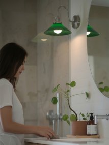 August 38cm Chroom/groen badkamerlamp Van PR Home - Deze schoenmakerslamp is speciaal ontworpen voor badkamers en heeft een elegante glazen kap met een diameter van 25 cm, die het licht zacht en gelijkmatig verspreidt.