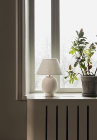 Lorenzo 46cm Beige tafellamp Van Globen Lighting - De handgemaakte structuur geeft elke lamp een natuurlijke en levendige uitstraling, terwijl de beige textielen kap bijdraagt aan een zachte en gezellige sfeer.
