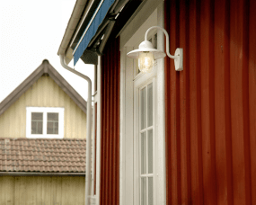 Nisse Wit buitenlamp Van Westal - De achterkant heeft twee in- en uitgangen en een snelkoppelaansluiting.