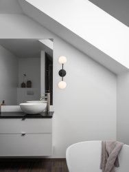 Sigma 50cm Zwart badkamerlamp Van PR Home - Omdat de glazen kap met de hand wordt gemaakt, kunnen er af en toe luchtbelletjes in het glas zitten en kunnen er ongelijkheden in de dikte van het glasoppervlak voorkomen.