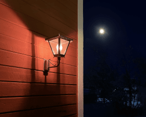 Gustav upp Zwart buitenlamp Van Westal - U kunt kiezen uit een naar boven of naar beneden gerichte lantaarn met een gelakte en roestbestendige afwerking of in prachtig geoxideerd koper.