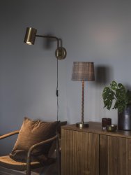 Nora 25cm Goud wandlamp Van PR Home - Wandlamp Nora van metaal, compleet met metalen kap van antiek messing en met kunstleer om het frame gewikkeld.