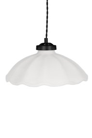 Alva Ø30 Wit hanglamp Van Globen Lighting - Het bovenste gedeelte dat het keramiek omsluit, is gemaakt van zwart metaal en wordt aangevuld met een 120 cm lange, zwarte, gedraaide textielkabel en een zwarte plafondkap van kunststof.
