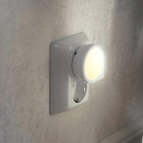 Nachtlamp Sensor LED Wit kinderlamp Van Star Trading - De lamp kan direct op een standaard stopcontact worden aangesloten en heeft geen batterijen of kabels nodig.