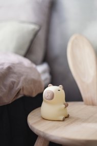 Capybara Wit kinderlamp Van Star Trading - De lamp heeft een aanraakfunctie waarmee je hem met een lichte aanraking kunt in- en uitschakelen of tussen verschillende mooie kleuren kunt wisselen.