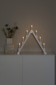 Candelabra 7 Lights Wit Van Konstsmide - Opvouwbare elektrische kandelaar met 7 kaarsen, gemaakt van wit geverfd draad, versierd met messing ringen rond elke kaars voor een elegante toets.