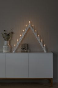 Candelabra 11 Lights Wit Van Konstsmide - Opvouwbare elektrische kandelaar met 11 kaarsen, gemaakt van wit geverfd draad, versierd met messing ringen rond elke kaars voor een elegante toets.