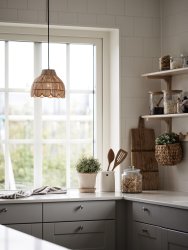 Pia Ø24 Natuur hanglamp Van PR Home - De Pia plafondlamp is handgemaakt van het natuurlijke materiaal burifiber en jutedraad en heeft een gebogen rand aan de onderkant.