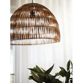 Lace Ø37 Natuur hanglamp Van PR Home - De Lace plafondlamp is handgemaakt van broos gedraaid rotan, wat een sfeervolle uitstraling in huis creëert.