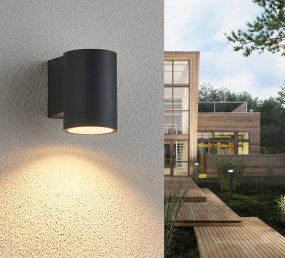 Oden Single Antraciet buitenlamp Van Lampan - Lampan lyser fint ner p&aring; v&auml;ggen och skapar en h&auml;rlig atmosf&auml;r.