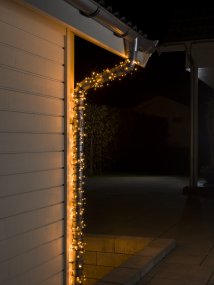 Lichtsnoer 100 LED amber 15m Groente Van Konstsmide - De lampjes hebben elk een lichtopbrengst van ongeveer 5 lumen en zijn met tussenafstanden van 10 cm geplaatst langs de 10 meter lange slinger.