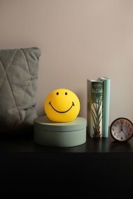 Bundle of Light - Smiley Mini Geel kinderlamp Van Mr Maria - Voeg wat licht en vreugde toe aan uw dag en uw huis met deze charmante Smiley-lamp.