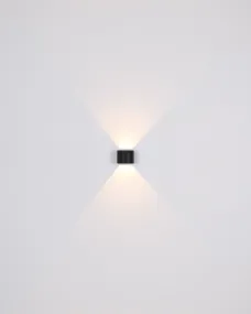 Veronika Zwart buitenlamp Van Globo Lighting - Med sin halvcirkelformade design i matt svart pressgjuten&nbsp;aluminium ger den ett elegant intryck samtidigt som den &auml;r v&auml;dert&aring;lig.