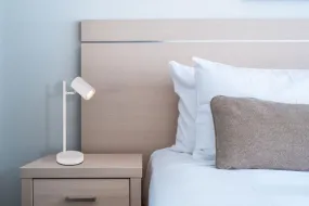 James 35cm Wit bureaulamp Van Globo Lighting - James &auml;r en modern och funktionell bordslampa som imponerar b&aring;de estetiskt och tekniskt.