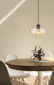 Giuseppe Ø28 Amber hanglamp Van Globo Lighting - Lampan &auml;r tillverkad av svart metall och har en vackert formad b&auml;rnstensf&auml;rgad glassk&auml;rm.