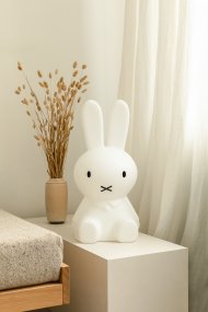 Miffy Star Light Wit kinderlamp Van Mr Maria - Nijntje, bekend en geliefd om haar verhalen en stijlvolle expressie, wordt een uniek en rustgevend detail in de kamer.