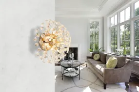 Katrina Ø40 Goud wandlamp Van Globo Lighting - Den runda stommen i guldf&auml;rgad metall och den halvsf&auml;riska sk&auml;rmen i klara K9-kristaller skapar en lyxig och inbjudande atmosf&auml;r.