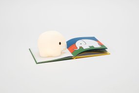 Bundle of Light - Elephant Mini Wit kinderlamp Van Mr Maria - Ideaal als decoratie op een bureaulamp of als attent cadeau: deze 10 cm versie geeft een zacht licht en schakelt na 15 minuten automatisch uit met de timer om energie te besparen.