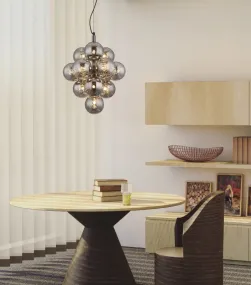 Conor Ø40 Rookkleurig hanglamp Van Globo Lighting - Den har 13st dekorativa r&ouml;kf&auml;rgade glaskupor som alla omfamnar en ljusk&auml;lla vilket skapar en fin och harmonisk ljusspridning i rummet.