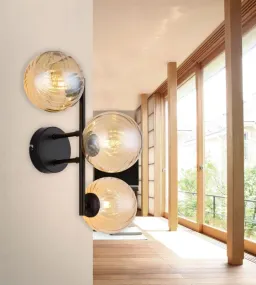 Conor 36cm Amber wandlamp Van Globo Lighting - Conor v&auml;gglampa i mattsvart med amberf&auml;rgade glassf&auml;rer ger en modern och elegant touch till vilket rum som helst.