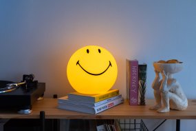 Smiley Star Light Geel kinderlamp Van Mr Maria - Smiley, bekend en geliefd om zijn verhalen en stijlvolle expressie, wordt een uniek en rustgevend detail in de kamer.