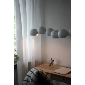 Cupolo 100cm Wit hanglamp Van Markslöjd - De plafondlamp wordt opgehangen met twee lampen, waarvan er &eacute;&eacute;n aan de dakdoorvoer wordt bevestigd en de andere een onzichtbare bevestiging heeft voor een nette en symmetrische look.