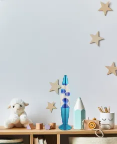 Etna Blauw kinderlamp Van Globo Lighting - Etna &auml;r en fascinerande lavalampa med klar v&auml;tska och bl&aring;tt vax som sm&auml;lter l&aring;ngsamt och skapar hypnotiska ljuseffekter.