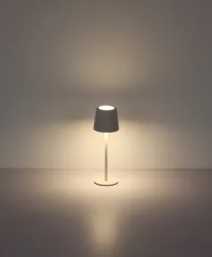 Vancouver 28cm Wit Draagbare Van Globo Lighting - Gemaakt van mat wit metaal met een opaalkleurige kunststof kap, geeft hij een stijlvolle en verfijnde indruk.