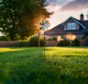 Wind Zilver solarlamp Van Globo Lighting - De dekorativa bladen roterar med vinden och skapar en vacker r&ouml;relse, medan den inbyggda solcellsbelysningen lyser upp i m&ouml;rkret f&ouml;r en magisk effekt.