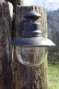 Artu Antiek zwart buitenlamp Van Brilliant - De Artu buitenwandlamp is een must-have voor elke entree.