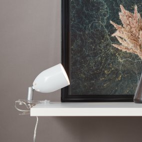 Leo Wit klemlamp Van Brilliant - De Leo klemlamp is een flexibele verlichtingsoplossing die eenvoudig aan tafelranden of planken kan worden bevestigd waar de ruimte beperkt is.
