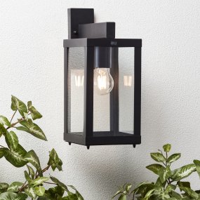 Gaia Zwart buitenlamp Van Brilliant - De Gaia buitenwandlamp is ideaal voor het cre&euml;ren van functionele en sfeervolle verlichting bij uw voordeur of gevel.