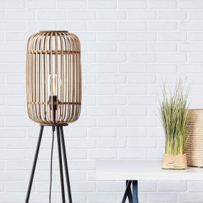 Woodrow Natuur vloerlamp Van Brilliant - De Woodrow vloerlamp past goed in de woonkamer dankzij het trendy, driepotige ontwerp, waardoor de lamp een decoratief element is.