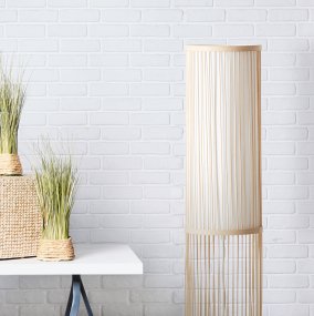 Nori Natuur vloerlamp Van Brilliant - Gemaakt van milieuvriendelijk bamboe en elegant textiel, creëert het een uitnodigende en harmonieuze sfeer.
