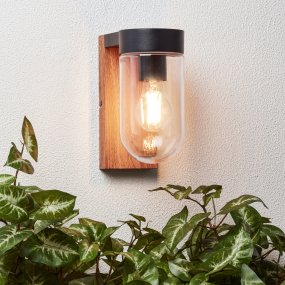 Cabar Donker hout buitenlamp Van Brilliant - Cabar is een buitenwandlamp die zorgt voor een perfecte verlichting bij de entree of terrasdeur, waardoor de veiligheid in het donker wordt vergroot.