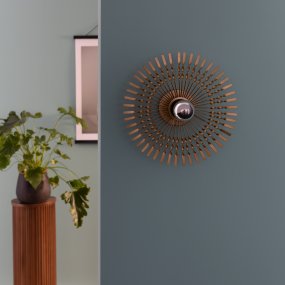 Mendoza Ø33 Goud wandlamp Van Brilliant - De exclusieve wandlamp Mendoza is een echt designelement in de vorm van een zon, die uw woning een elegante en glamoureuze toets geeft.