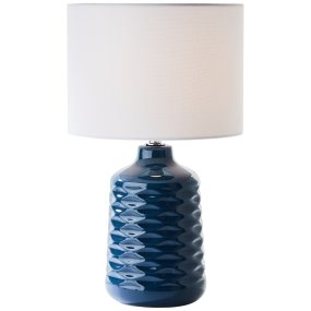 Ilysa 42cm Blauw tafellamp Van Brilliant - De stoffen kap zorgt voor een aangenaam licht en het circa 2 meter lange snoer is voorzien van een praktische aan/uit-schakelaar voor eenvoudig gebruik.