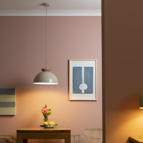 Nalam Ø35 Beige hanglamp Van Brilliant - De lamp combineert een beige metalen kap met een elegant travertijn element, wat een tijdloze uitstraling creëert.