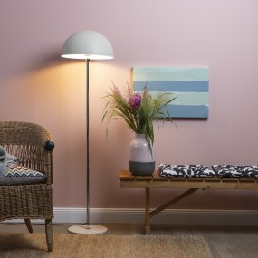 Lillian Beige vloerlamp Van Brilliant - De lamp is eenvoudig te installeren en wordt al snel een decoratief element in uw huis.