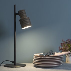 Cadiz 42cm Matzwart bureaulamp Van Brilliant - De lamp heeft een verstelbare lampenkop met een geborstelde bronzen afwerking, wat zorgt voor een optimale lichtverdeling.