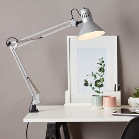 Hobby 70cm Titanium bureaulamp Van Brilliant - De lamp is voorzien van een handige drukknop voor eenvoudig aan- en uitzetten en wordt geleverd met een 1,6 meter lang snoer.