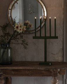 Glimmer Donkergroen Van By Rydéns - Dankzij de vijf meegeleverde E10 (12V) LED-lichtbronnen is de lamp energiezuinig en zorgt hij voor een warm, gezellig licht dat de perfecte sfeer cre&euml;ert voor de kerstfestiviteiten.