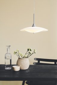 Baroni Ø40 Aluminium hanglamp Van Halo Design - Het mondgeblazen opaalglas in combinatie met het geborstelde aluminium zorgt voor een tijdloos design.