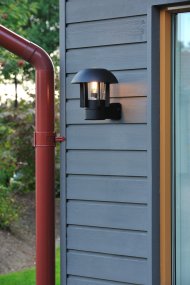 Heimdal Zwart buitenlamp Van Konstsmide - De stevige constructie en het koepelvormige plafond zorgen voor een aangenaam, naar beneden gericht licht, ideaal voor entrees, looppaden en patio's.