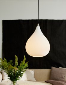 Drops Ø38 Wit hanglamp Van Halo Design - De kap van mondgeblazen opaalglas zorgt voor een fijne lichtverspreiding en in combinatie met de details in geborsteld aluminium draagt de lamp bij aan een mooie sfeer in de kamer.