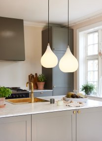 Drops Ø23 Wit hanglamp Van Halo Design - De kap van mondgeblazen opaalglas zorgt voor een fijne lichtverspreiding en in combinatie met de details in geborsteld aluminium draagt de lamp bij aan een mooie sfeer in de kamer.