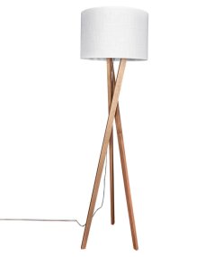 Vega Eiken/wit vloerlamp Van By Rydéns - Vega is een stijlvolle vloerlamp met een indrukwekkende hoogte van 160 cm en een frame van massief eikenhout.