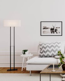 Luton Zwart vloerlamp Van By Rydéns - De zwarte metalen voet met de lange standaard combineert prachtig met de rechthoekige linnen kap in wit.